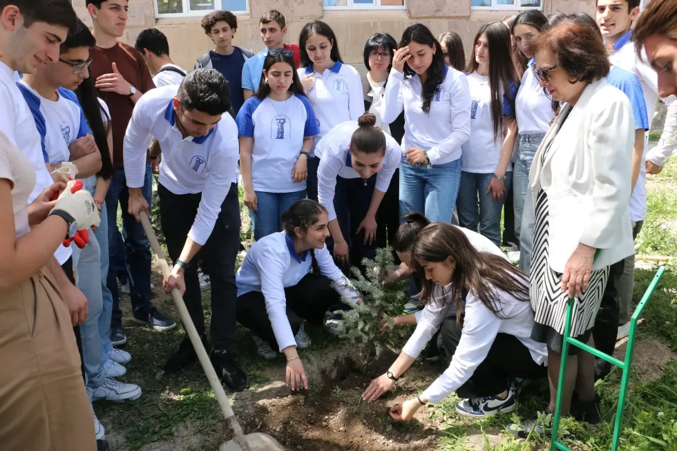 Երկուական եղևնի՝ Հիշողության պուրակում